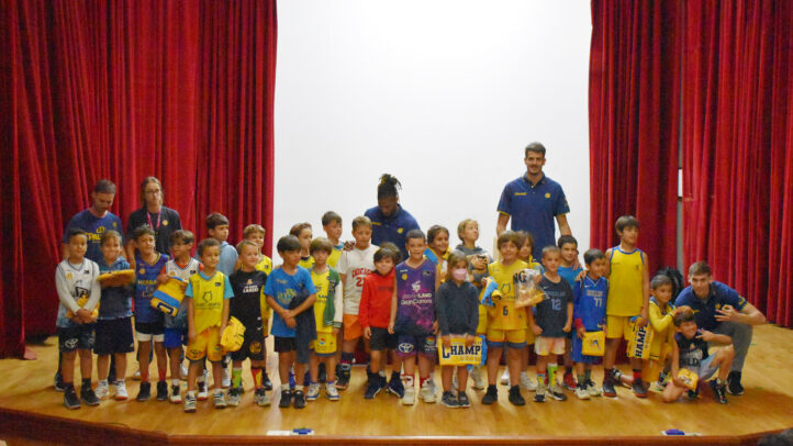 Clausura del Clínic de Navidad con niños y entrenadores del CB Gran Canaria.