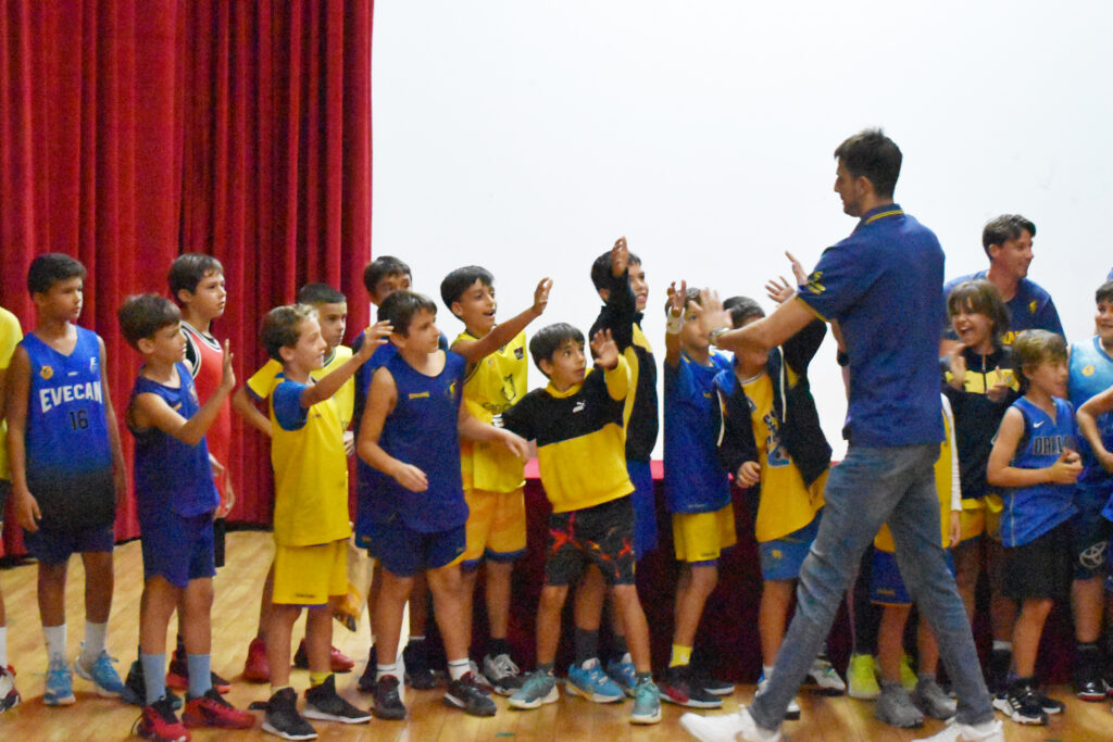 Clausura del Clínic de Navidad con niños y entrenadores celebrando en un evento.