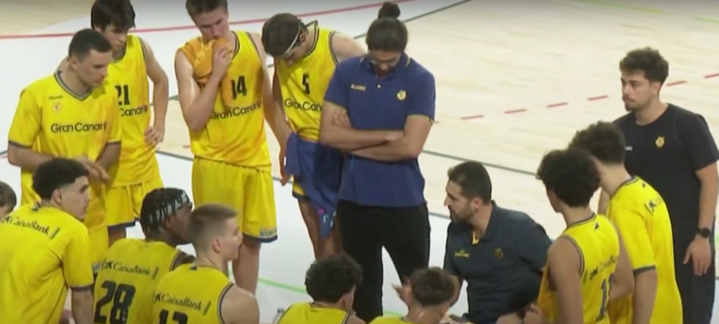 Jugadores del Gran Canaria júnior en un tiempo muerto durante un torneo de baloncesto.