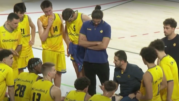 Jugadores del Gran Canaria júnior en un tiempo muerto durante un torneo de baloncesto.