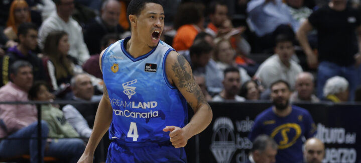 Jugador del CB Gran Canaria celebra una jugada en un partido de EuroCup.