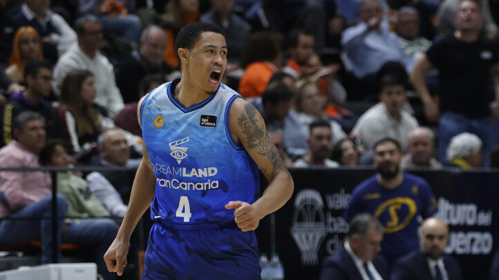 Jugador del CB Gran Canaria celebra una jugada en un partido de EuroCup.