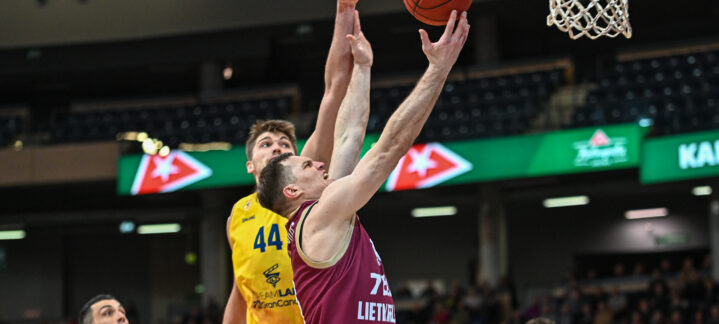 Jugadores compiten por el rebote durante un partido de baloncesto en Panevezys.
