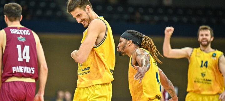 contentos por una victoria ""mentalmente importante""",Jugadores del Club Baloncesto Gran Canaria celebran una victoria con alegría en la pista.