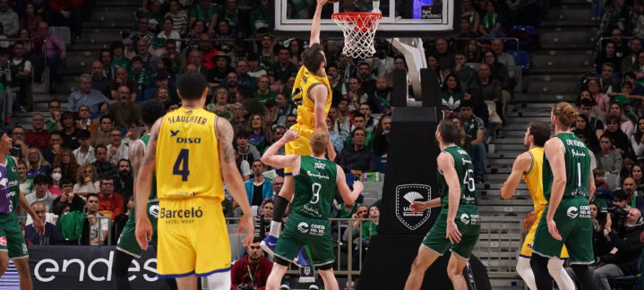 Jugador del Dreamland Gran Canaria realiza una espectacular bandeja ante la defensa de Unicaja.
