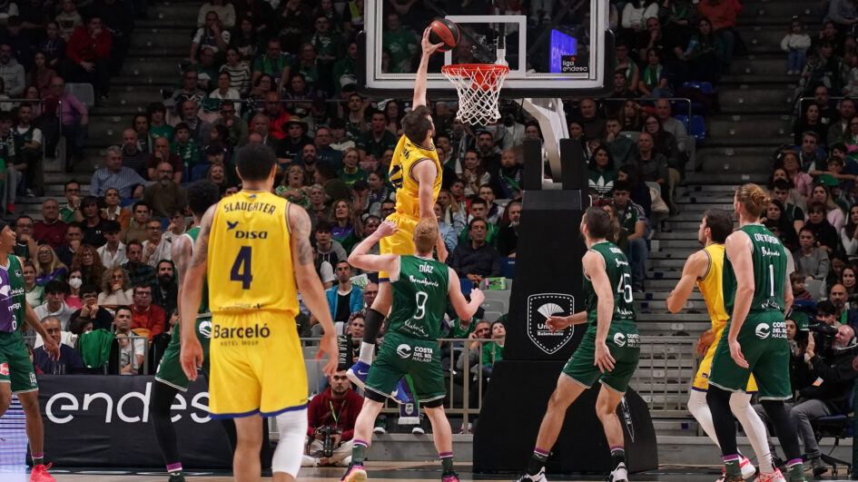 Jugador del Dreamland Gran Canaria realiza una espectacular bandeja ante la defensa de Unicaja.