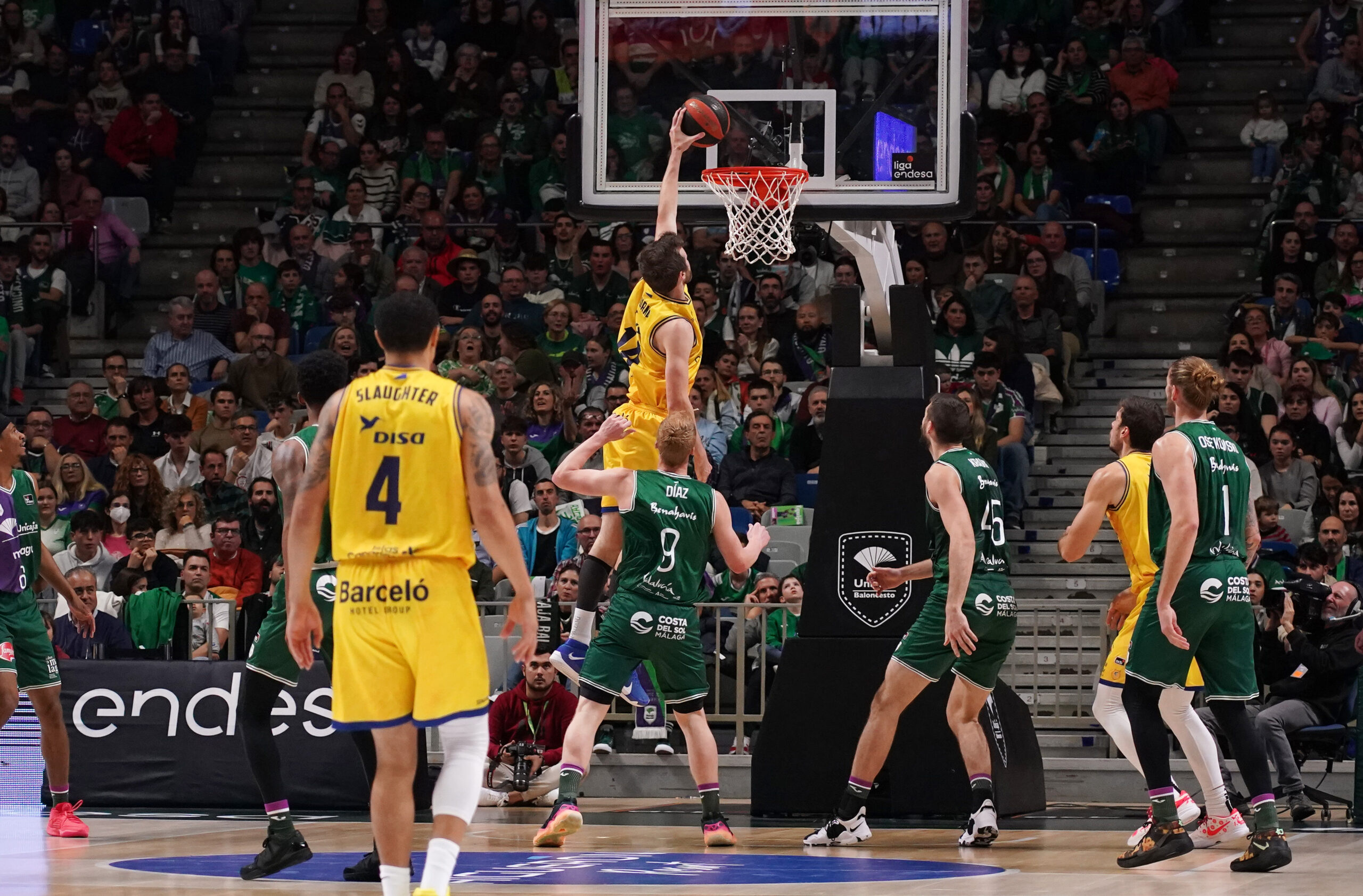 Jugador del Dreamland Gran Canaria realiza una espectacular bandeja ante la defensa de Unicaja.
