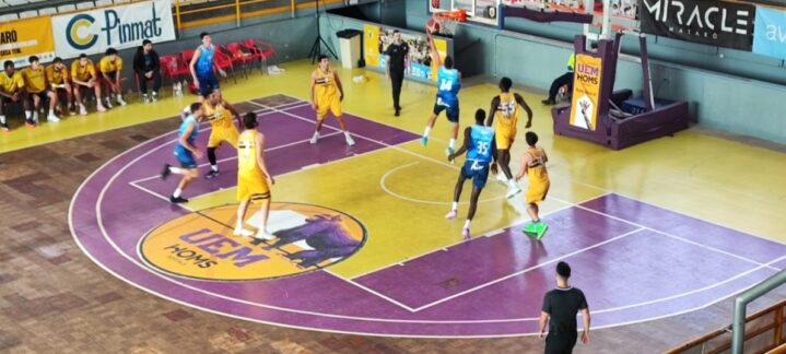 Jugadores en acción durante un partido de baloncesto en la cancha del Gran Canaria.