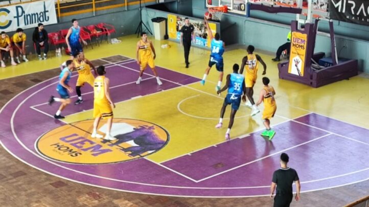 Jugadores en acción durante un partido de baloncesto en la cancha del Gran Canaria.