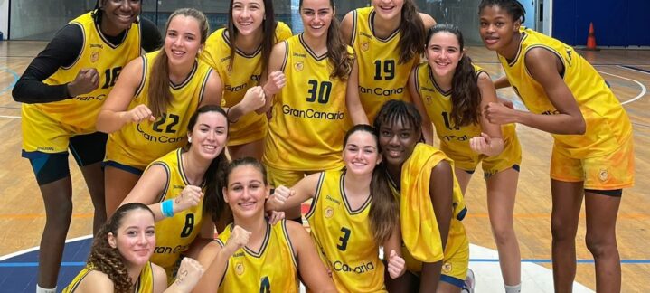 Jugadoras del Club Baloncesto Gran Canaria posan sonrientes en su uniforme amarillo.