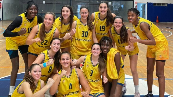 Jugadoras del Club Baloncesto Gran Canaria posan sonrientes en su uniforme amarillo.