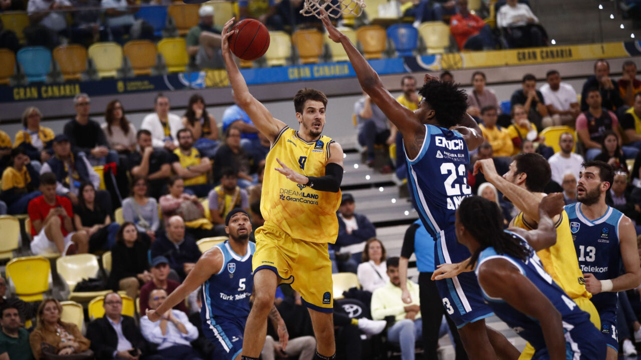 Jugador en acción durante un partido de baloncesto en el Gran Canaria Arena.
