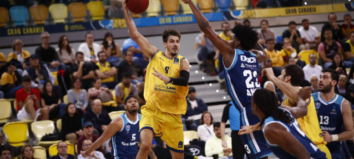 Jugador en acción durante un partido de baloncesto en el Gran Canaria Arena.