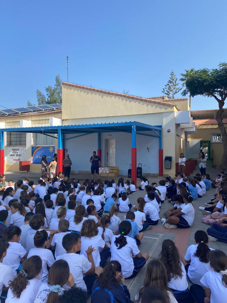  protagonista en la llegada de la Antorcha Olímpica al Colegio Príncipe de Asturias",Estudiantes sentados en el patio del colegio durante la llegada de la Antorcha Olímpica.