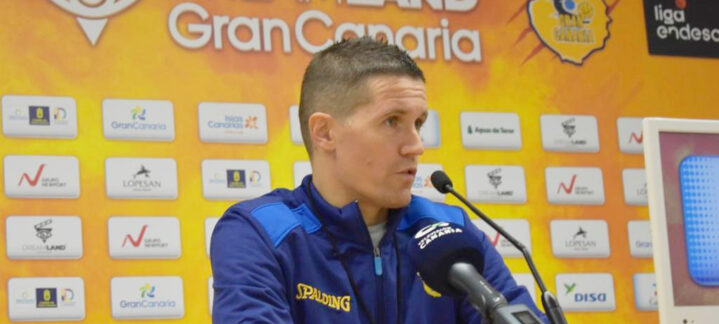 Jaka Lakovic en rueda de prensa, hablando sobre la próxima victoria del equipo.