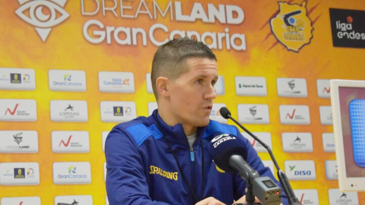 Jaka Lakovic en rueda de prensa, hablando sobre la próxima victoria del equipo.