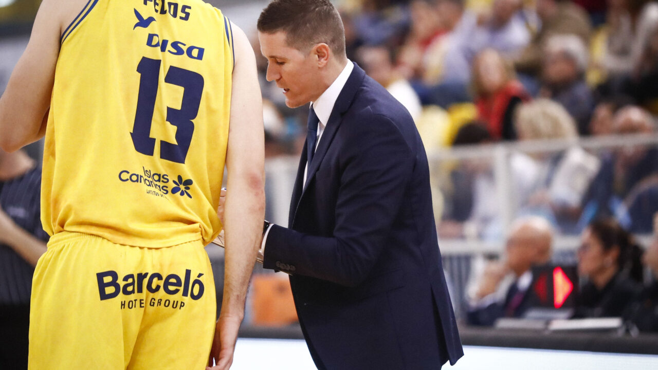 Entrenador conversando con jugador durante un partido del Club Baloncesto Gran Canaria.