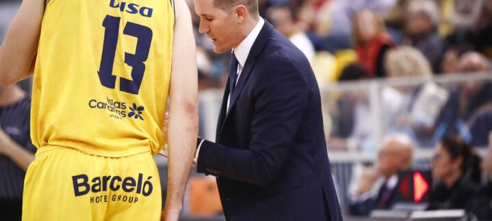 Entrenador conversando con jugador durante un partido del Club Baloncesto Gran Canaria.