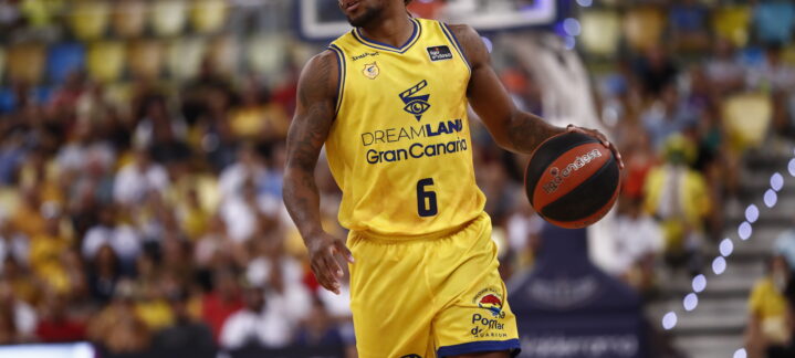 Jugador del Club Baloncesto Gran Canaria driblando el balón en un partido.