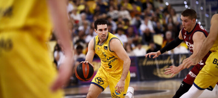 Jugador del Dreamland Gran Canaria avanza con el balón durante un emocionante partido.