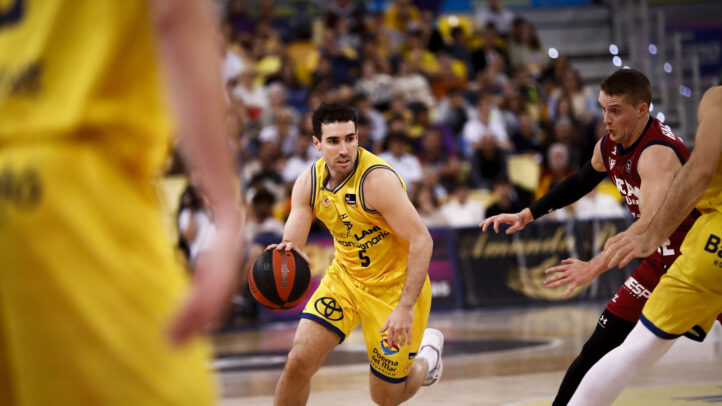 Jugador del Dreamland Gran Canaria avanza con el balón durante un emocionante partido.