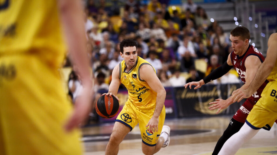 Jugador del Dreamland Gran Canaria avanza con el balón durante un emocionante partido.