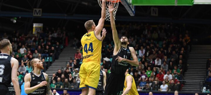 Jugador del Dreamland Gran Canaria anotando en un partido contra el Slask Wroclaw.