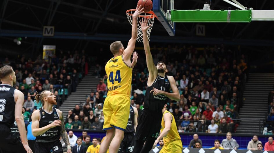 Jugador del Dreamland Gran Canaria anotando en un partido contra el Slask Wroclaw.