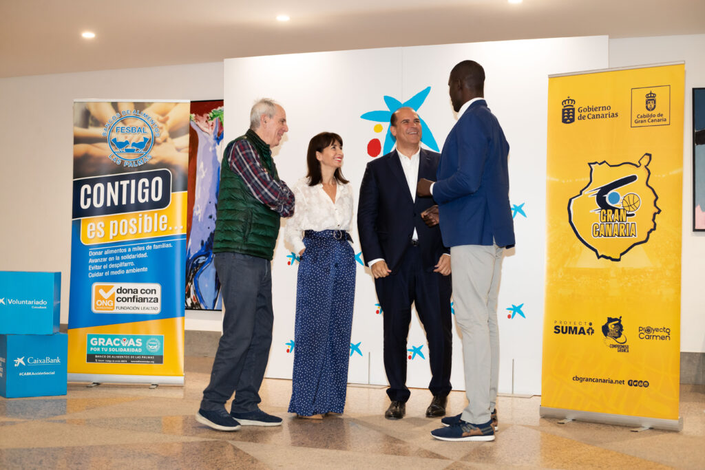 Evento de presentación del ‘Partido a favor del Banco de Alimentos’ con varios asistentes.