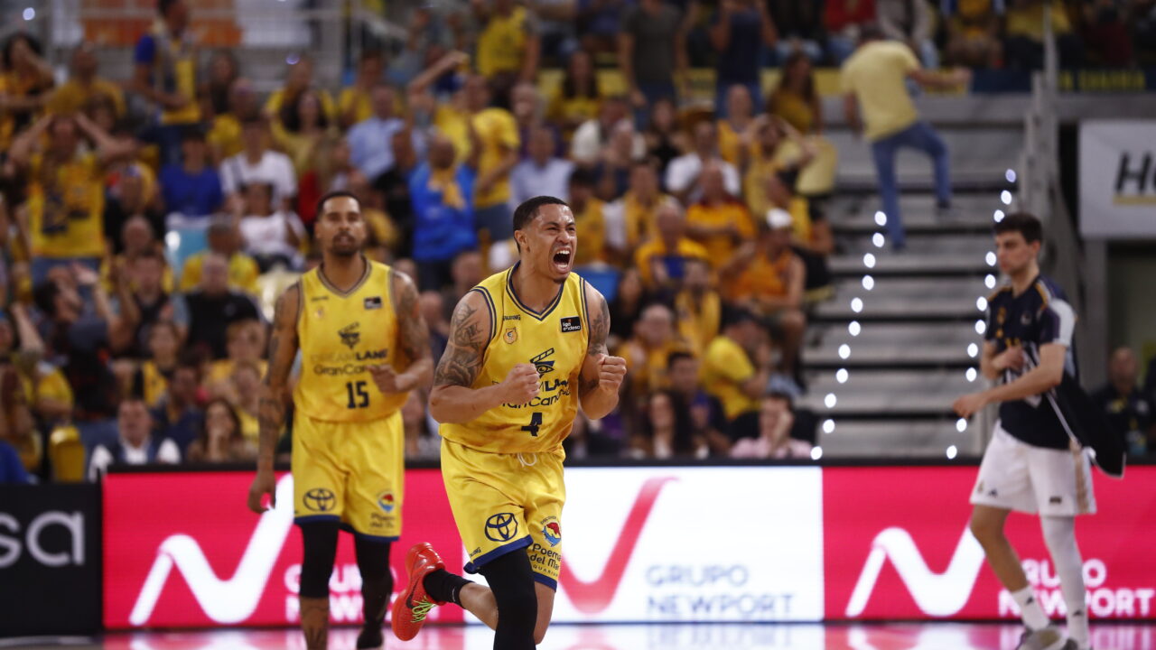 Jugadores del Club Baloncesto Gran Canaria celebran un momento emocionante en el partido.