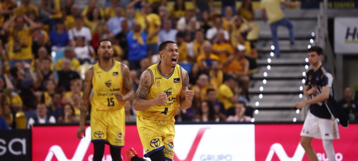 Jugadores del Club Baloncesto Gran Canaria celebran un momento emocionante en el partido.