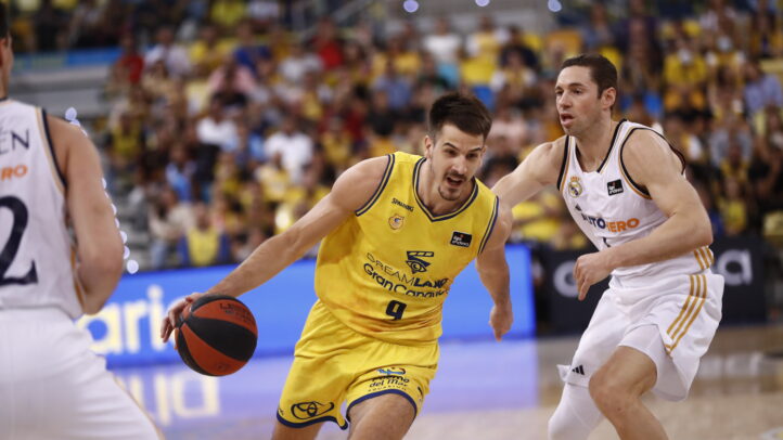 rival del Dreamland Gran Canaria en el Playoff Liga Endesa 2024",Jugador del Dreamland Gran Canaria avanza con el balón durante el playoff ante el Real Madrid.