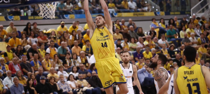 Jugador del CB Gran Canaria realizando un salto para encestar durante un partido.