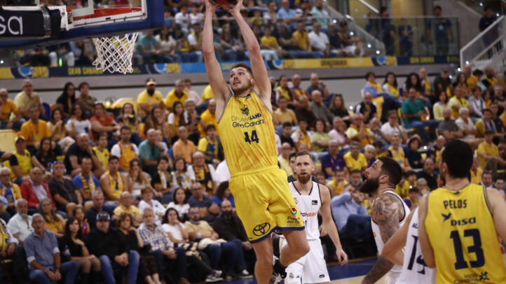 Jugador del CB Gran Canaria realizando un salto para encestar durante un partido.
