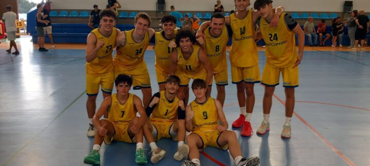 Jugadores del Club Baloncesto Gran Canaria posando en el gimnasio tras un partido.