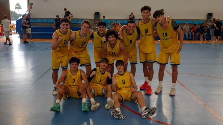 Jugadores del Club Baloncesto Gran Canaria posando en el gimnasio tras un partido.