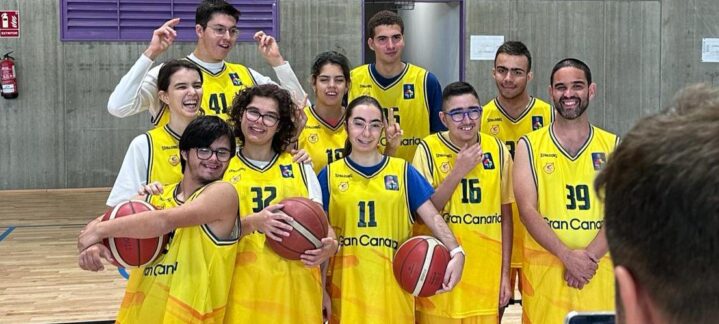 Grupo de jóvenes sonrientes con balones de baloncesto, vistiendo camisetas amarillas del Club.