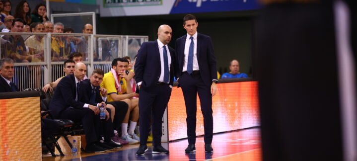 Entrenadores del CB Gran Canaria conversan durante un partido en el banquillo.
