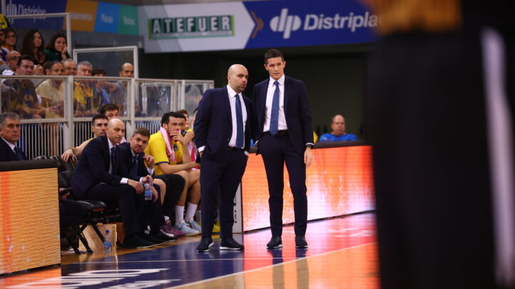Entrenadores del CB Gran Canaria conversan durante un partido en el banquillo.
