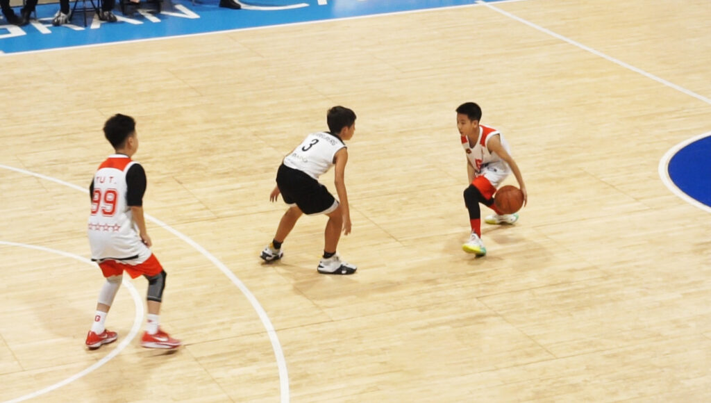 Jugadores en una cancha de baloncesto durante el torneo SIYT en Gran Canaria.