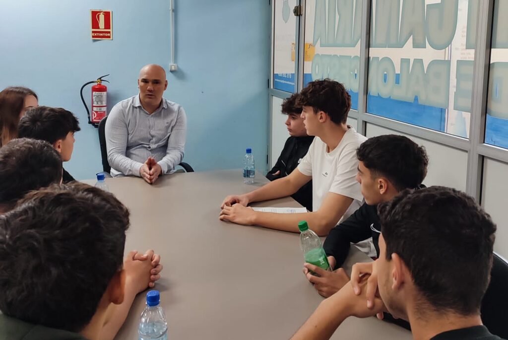 Jóvenes estudiantes escuchan a un ponente durante una charla en el CB Gran Canaria.