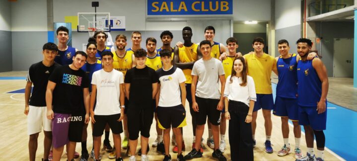 Jugadores del CB Gran Canaria y estudiantes del Colegio Claret posan en la sala de entrenamiento.