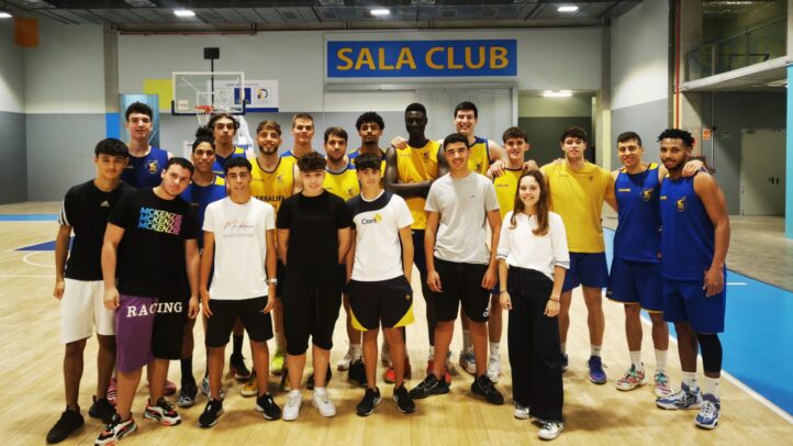 Jugadores del CB Gran Canaria y estudiantes del Colegio Claret posan en la sala de entrenamiento.