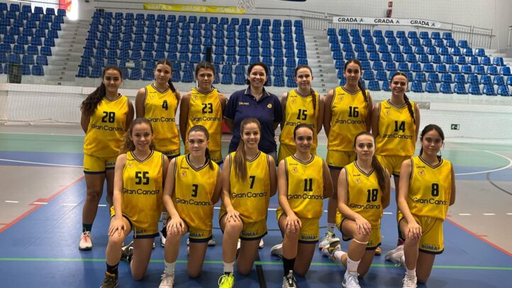 Jugadoras de la cantera del Club Baloncesto Gran Canaria en uniforme amarillo, posando en la cancha.