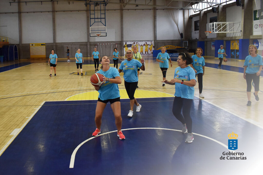 Grupo de mujeres en cancha de baloncesto participando en actividad terapéutica.