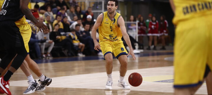 Ferran Bassas dribla el balón en un partido mientras sus compañeros juegan.