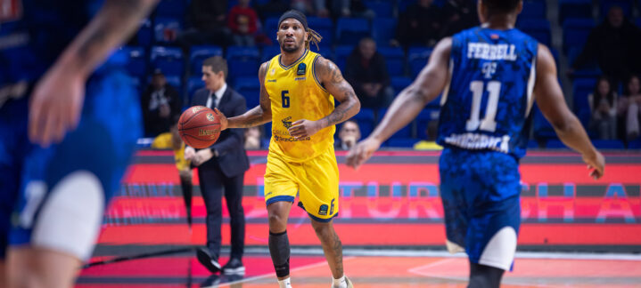 Jugador del Dreamland Gran Canaria con balón, en acción en un partido de baloncesto.
