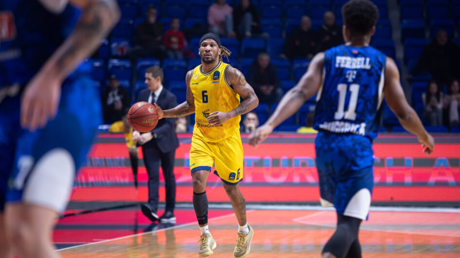 Jugador del Dreamland Gran Canaria con balón, en acción en un partido de baloncesto.
