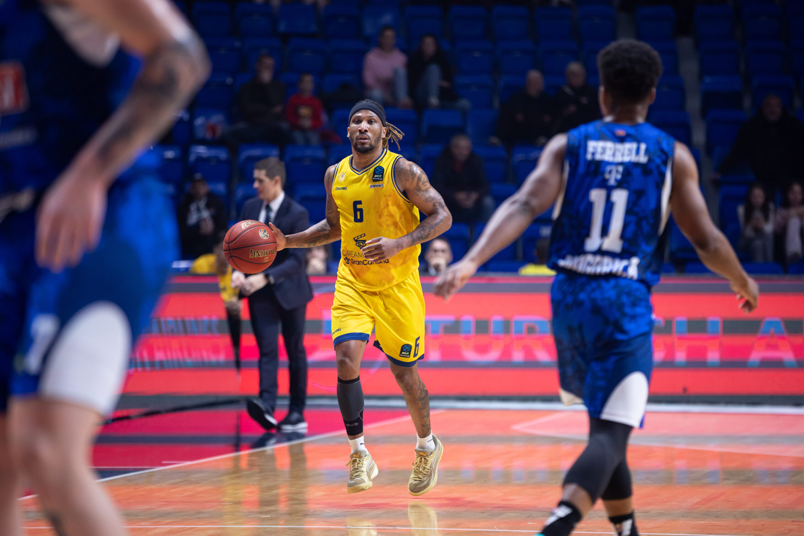 Jugador del Dreamland Gran Canaria con balón, en acción en un partido de baloncesto.