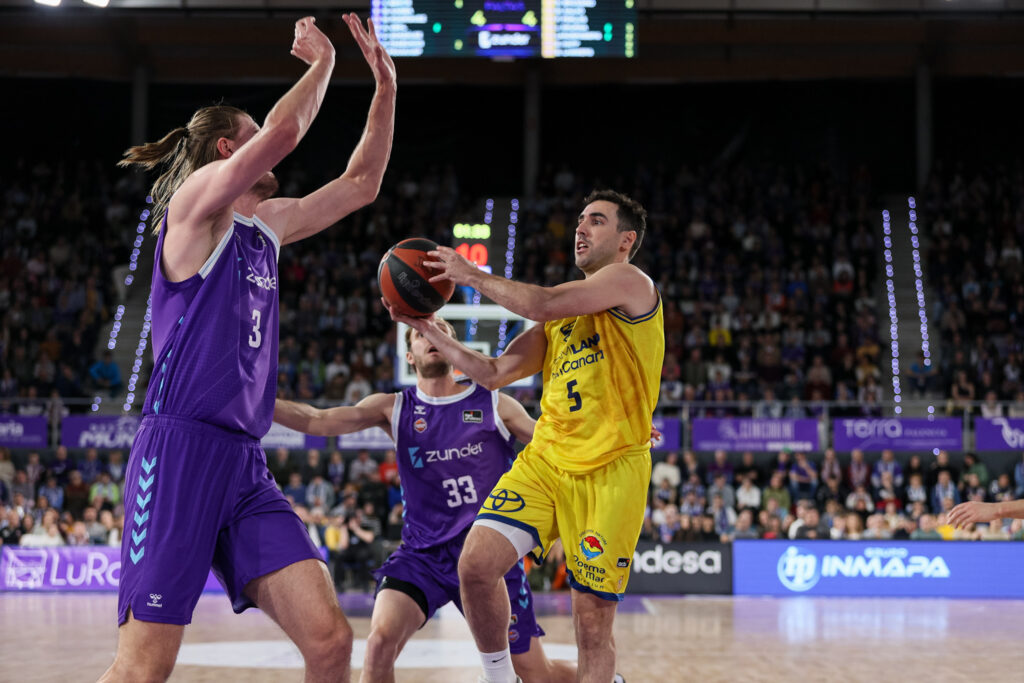 Jugadores en acción durante el partido entre Dreamland Gran Canaria y el equipo rival.